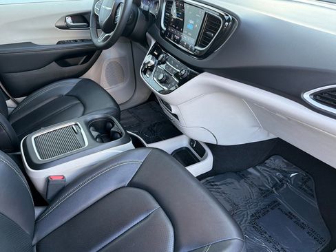 Used 2024 Chrysler Pacifica Touring-L image 16