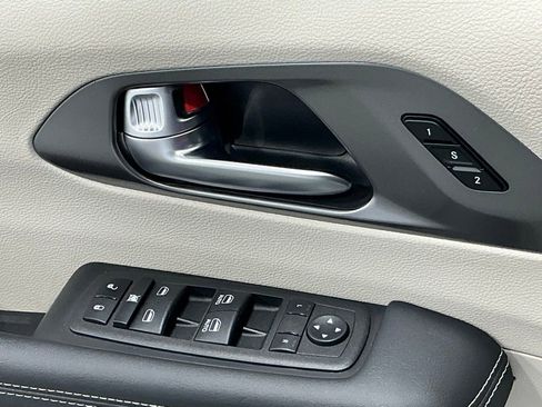 Used 2024 Chrysler Pacifica Touring-L image 52