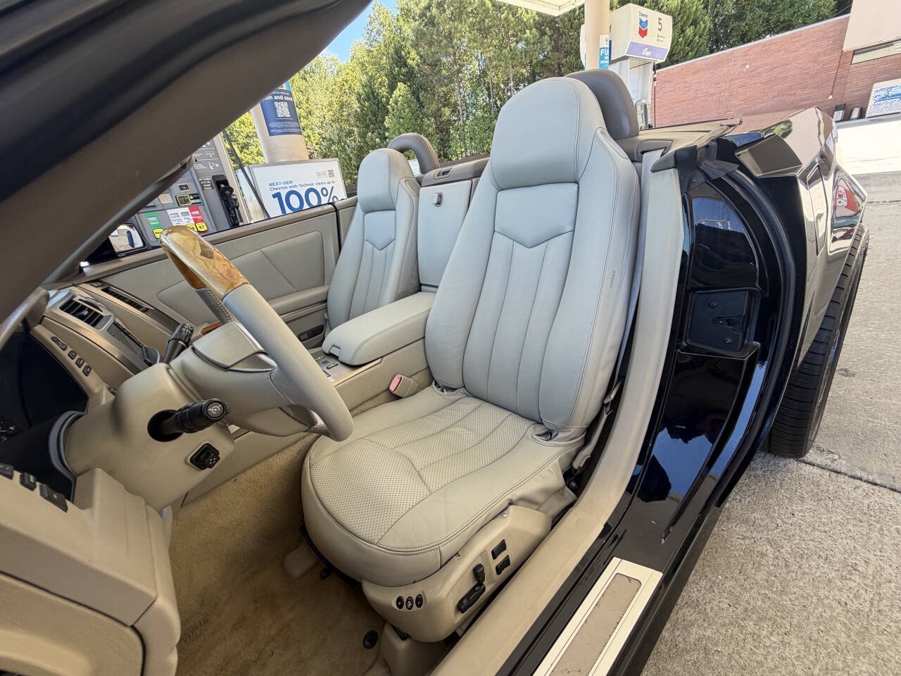 Used 2004 Cadillac XLR RWD image 6