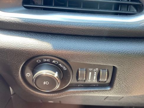 Used 2021 Chrysler Pacifica Pinnacle FWD image 27