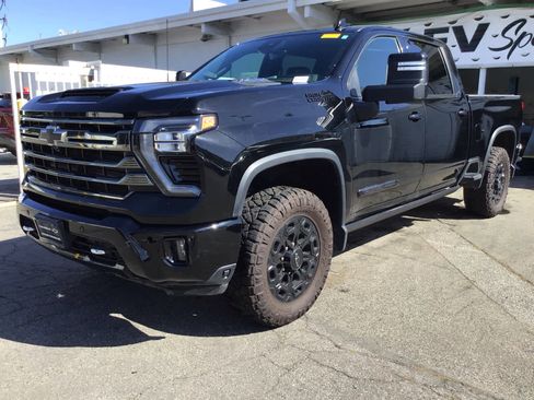 Used 2024 Chevrolet Silverado 2500 High Country w/ High Country Premium Package AWD/4WD image 2