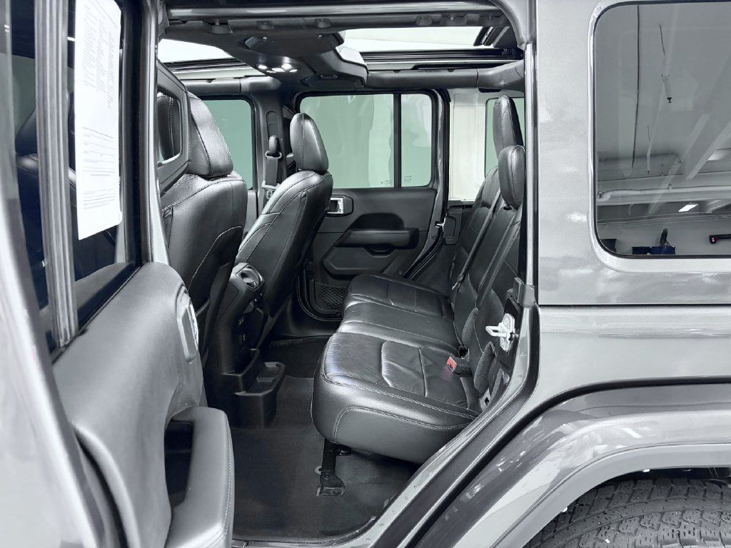 Used 2022 Jeep Wrangler Unlimited Sahara AWD/4WD image 16