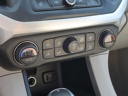 Used 2019 GMC Acadia SLE AWD/4WD image 29