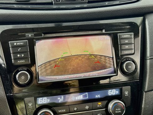 Used 2018 Nissan Rogue SV AWD/4WD image 3