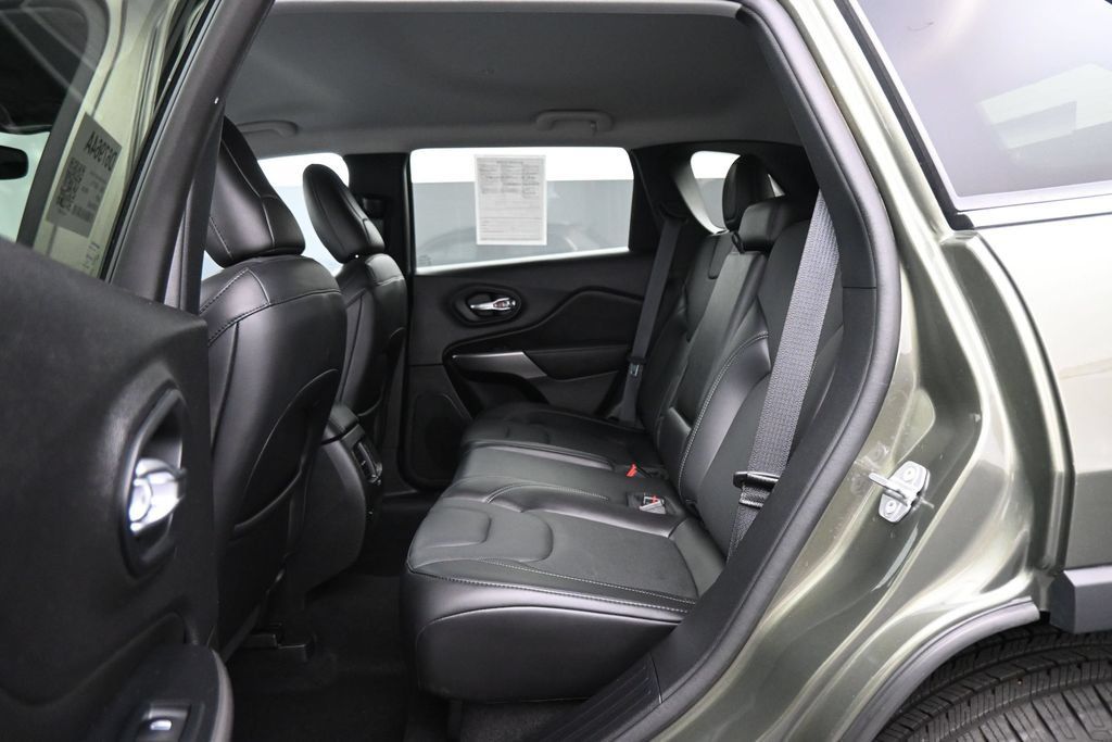 Used 2021 Jeep Cherokee Latitude Lux w/ Comfort/Convenience Group AWD/4WD image 15