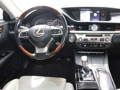 Used 2016 Lexus ES 350 FWD image 2