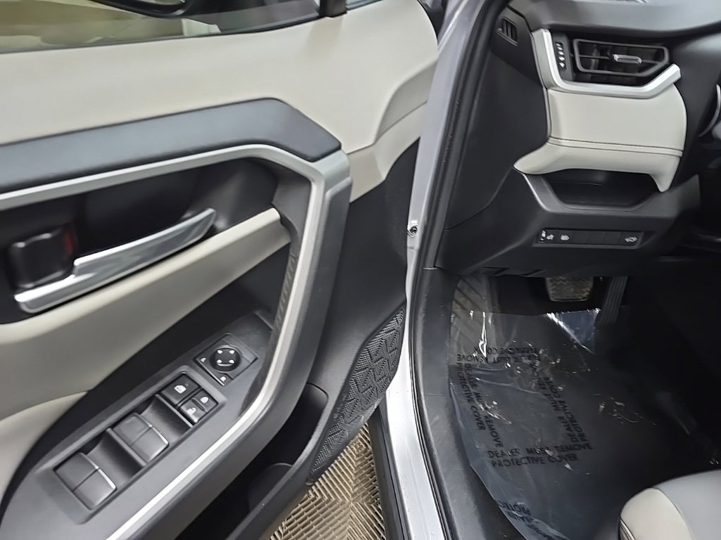 Used 2021 Toyota RAV4 XLE Premium FWD image 28
