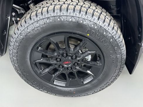 Used 2025 Toyota Tundra Platinum w/ TRD Off-Road Package AWD/4WD image 31