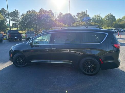 Used 2020 Chrysler Pacifica Touring-L w/ Advanced Safetytec Group FWD image 18