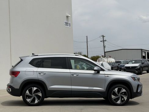Used 2024 Volkswagen Taos SE AWD/4WD image 3