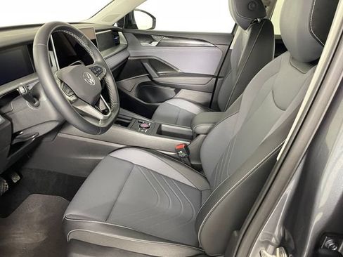 Used 2025 Volkswagen Tiguan SE FWD image 2