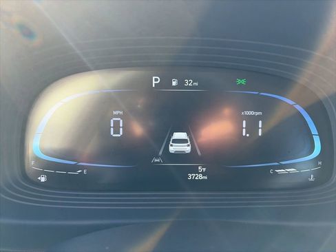 Used 2025 Hyundai Venue Limited image 13