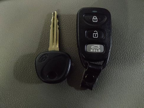 Used 2019 Hyundai Elantra SE image 32