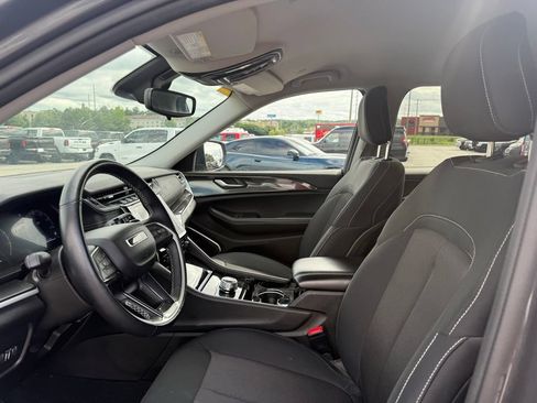 Used 2022 Jeep Grand Cherokee L Laredo w/ Luxury Tech Group I AWD/4WD image 4