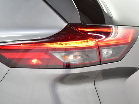 Used 2023 Nissan Rogue SV AWD/4WD image 32