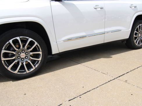Used 2023 GMC Acadia Denali w/ Denali Ultimate Package AWD/4WD image 11