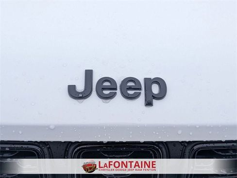 New 2025 Jeep Grand Cherokee Altitude image 9