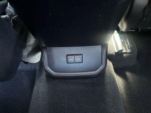 Used 2023 Toyota Highlander XLE image 19