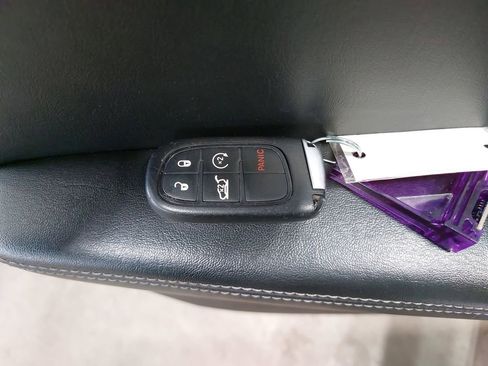 Used 2019 Jeep Cherokee Overland w/ Technology Group image 35