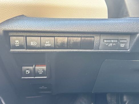 Used 2023 Toyota Sienna Limited image 35