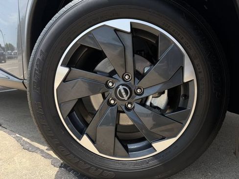Used 2025 Nissan Rogue SV FWD image 9