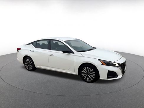 Used 2025 Nissan Altima 2.5 SV FWD image 2