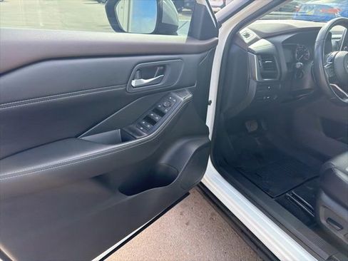 Used 2023 Nissan Rogue SV w/ SV Premium B Package image 15