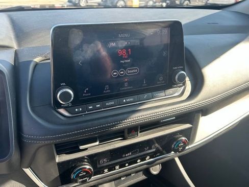 Used 2024 Nissan Rogue SV FWD image 25