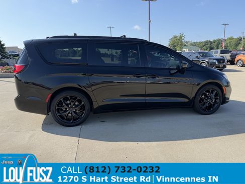 Used 2024 Chrysler Pacifica Limited w/ S Appearance Package FWD image 8