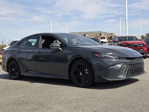 Used 2025 Toyota Camry SE image 4