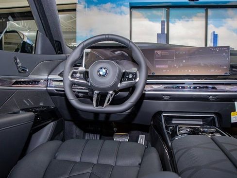 Used 2025 BMW 760i xDrive w/ Premium Package image 16