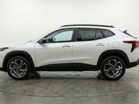 Used 2025 Chevrolet Trax LT w/ LT Convenience Package image 5