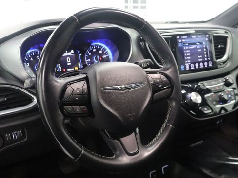 Used 2018 Chrysler Pacifica Touring-L w/ Premium Audio Group image 32