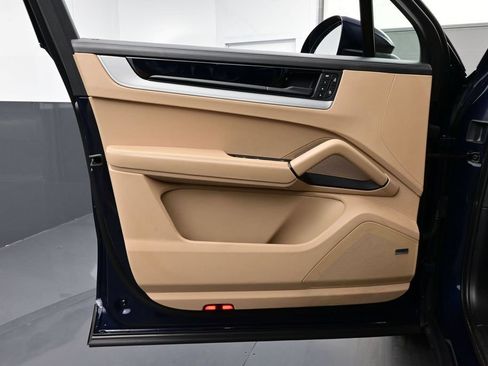Certified 2024 Porsche Cayenne AWD/4WD image 7