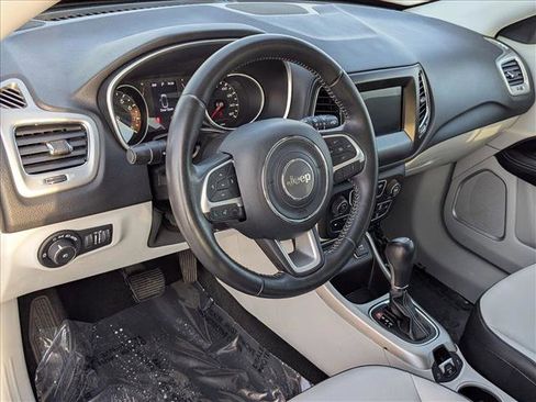 Used 2019 Jeep Compass Latitude FWD image 10