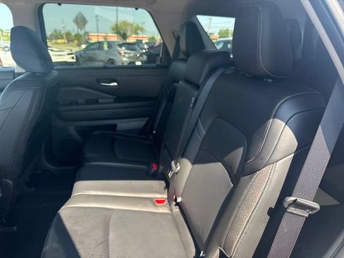 Used 2024 Nissan Pathfinder SL AWD/4WD image 14
