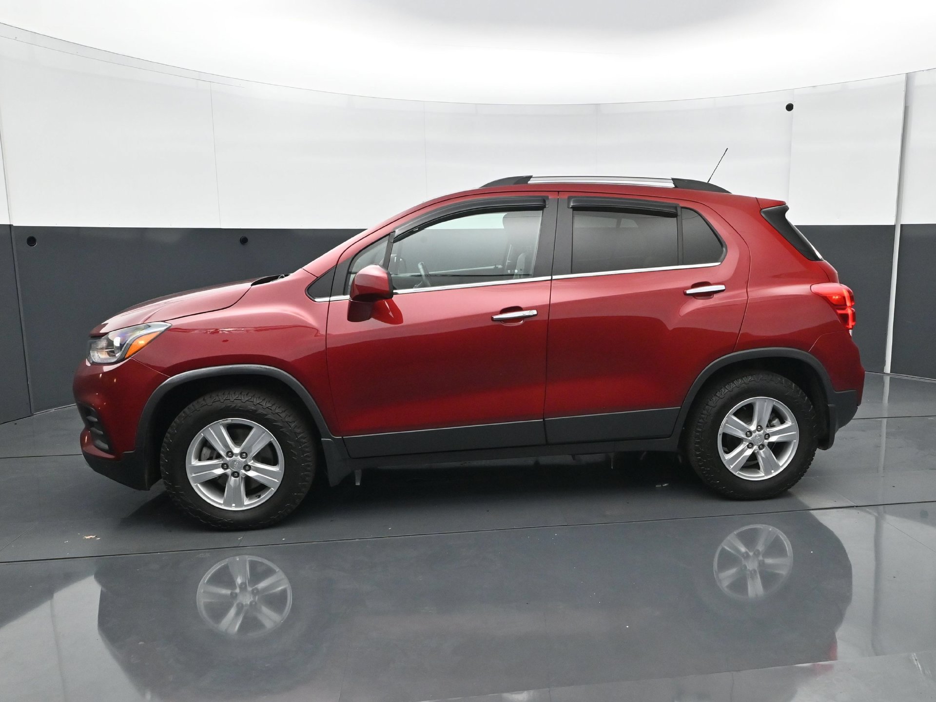 Used 2019 Chevrolet Trax LT w/ Sun & Sound Package AWD/4WD image 2