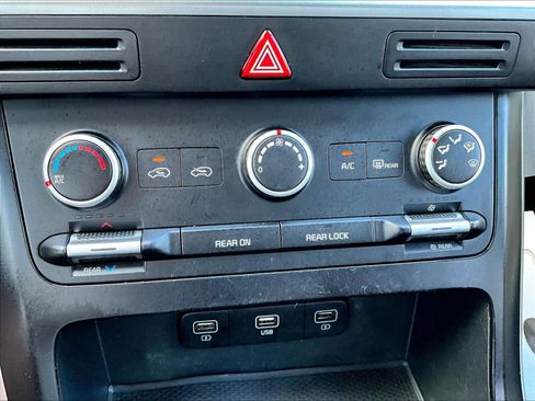 Used 2022 Kia Carnival LX FWD image 39