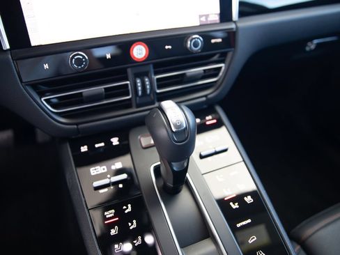 Certified 2025 Porsche Macan AWD/4WD image 16