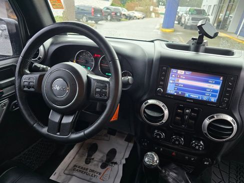 Used 2012 Jeep Wrangler Unlimited Rubicon w/ Connectivity Group AWD/4WD image 10