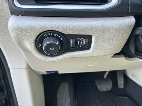 Used 2024 Chrysler Pacifica Touring-L image 17