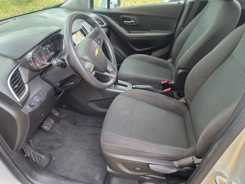 Used 2018 Chevrolet Trax LS image 32