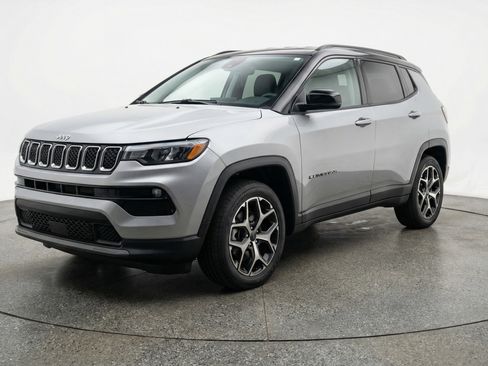 Used 2025 Jeep Compass Limited image 3