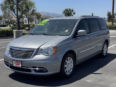 Used 2015 Chrysler Town & Country Touring FWD image 3