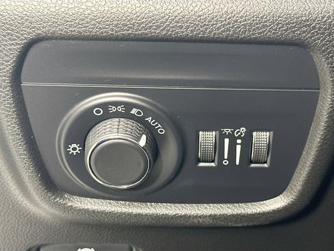 Used 2023 Jeep Grand Cherokee Altitude image 10