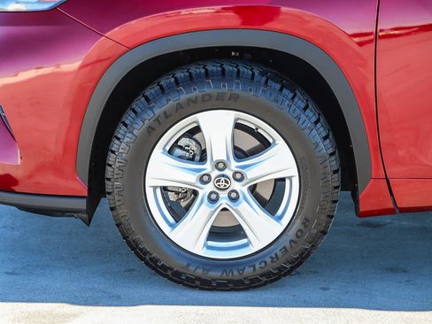 Used 2020 Toyota Highlander LE image 10