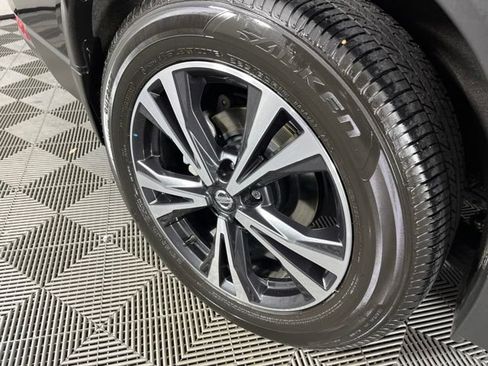 Used 2019 Nissan Rogue SV w/ Premium Package FWD image 16