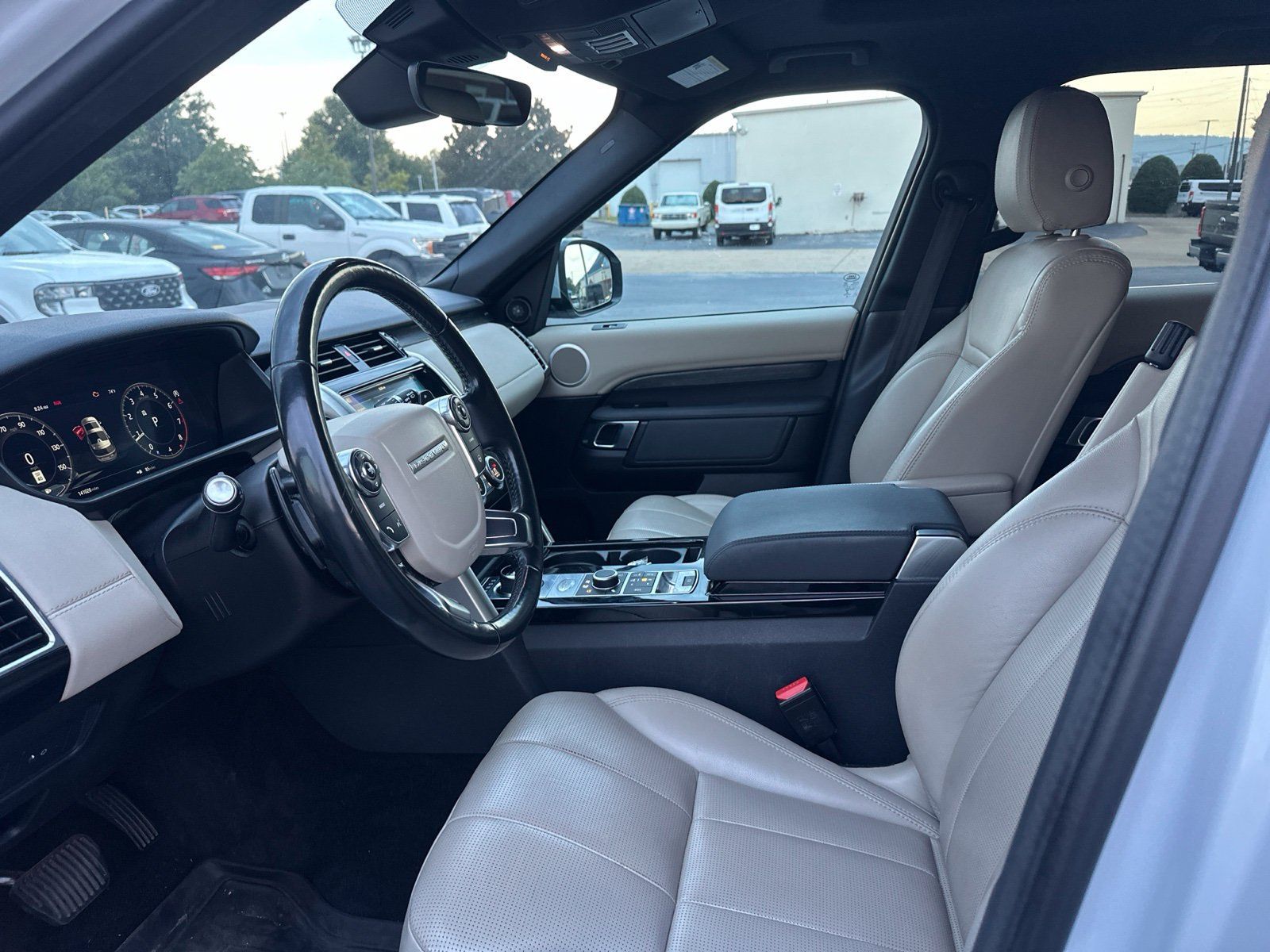 Used 2018 Land Rover Discovery HSE AWD/4WD image 10