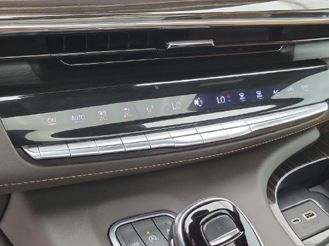 Used 2022 Cadillac Escalade Premium Luxury w/ Performance Package AWD/4WD image 31