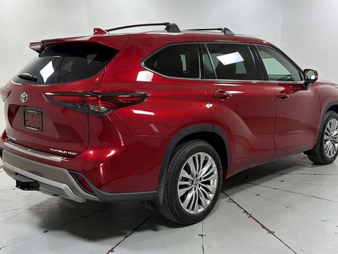 Certified 2025 Toyota Highlander Platinum image 5